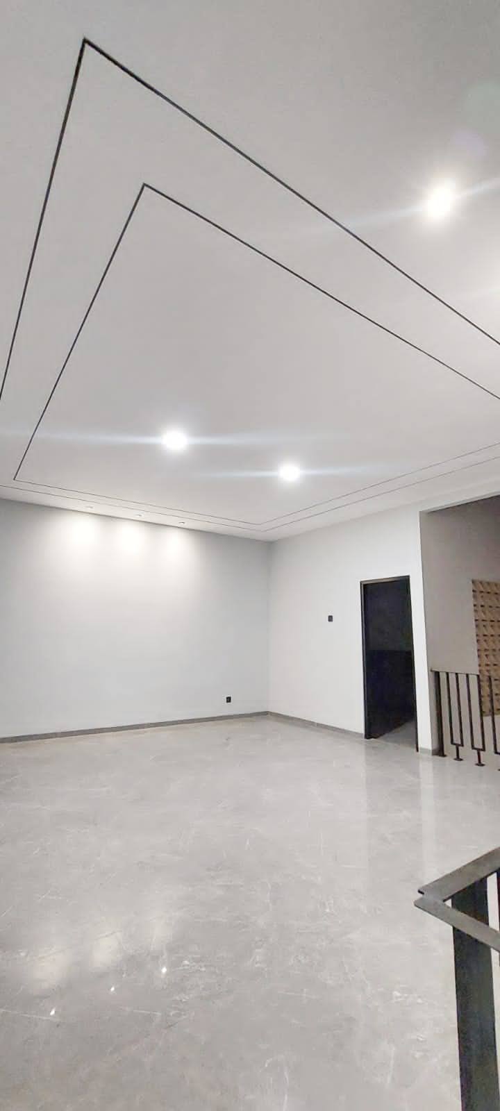 Rumah GAYUNGSARI BARAT Tropical Modern Surabaya