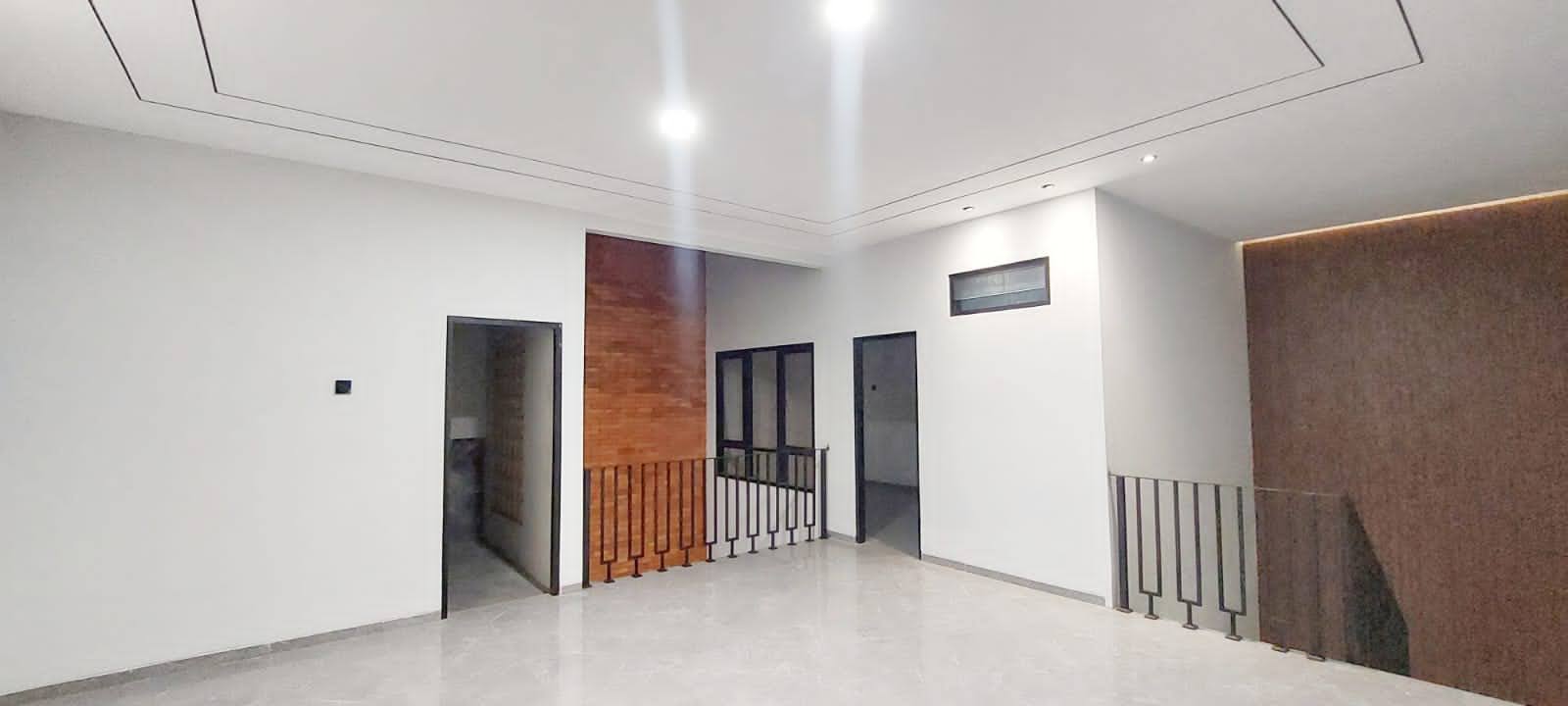 Rumah GAYUNGSARI BARAT Tropical Modern Surabaya