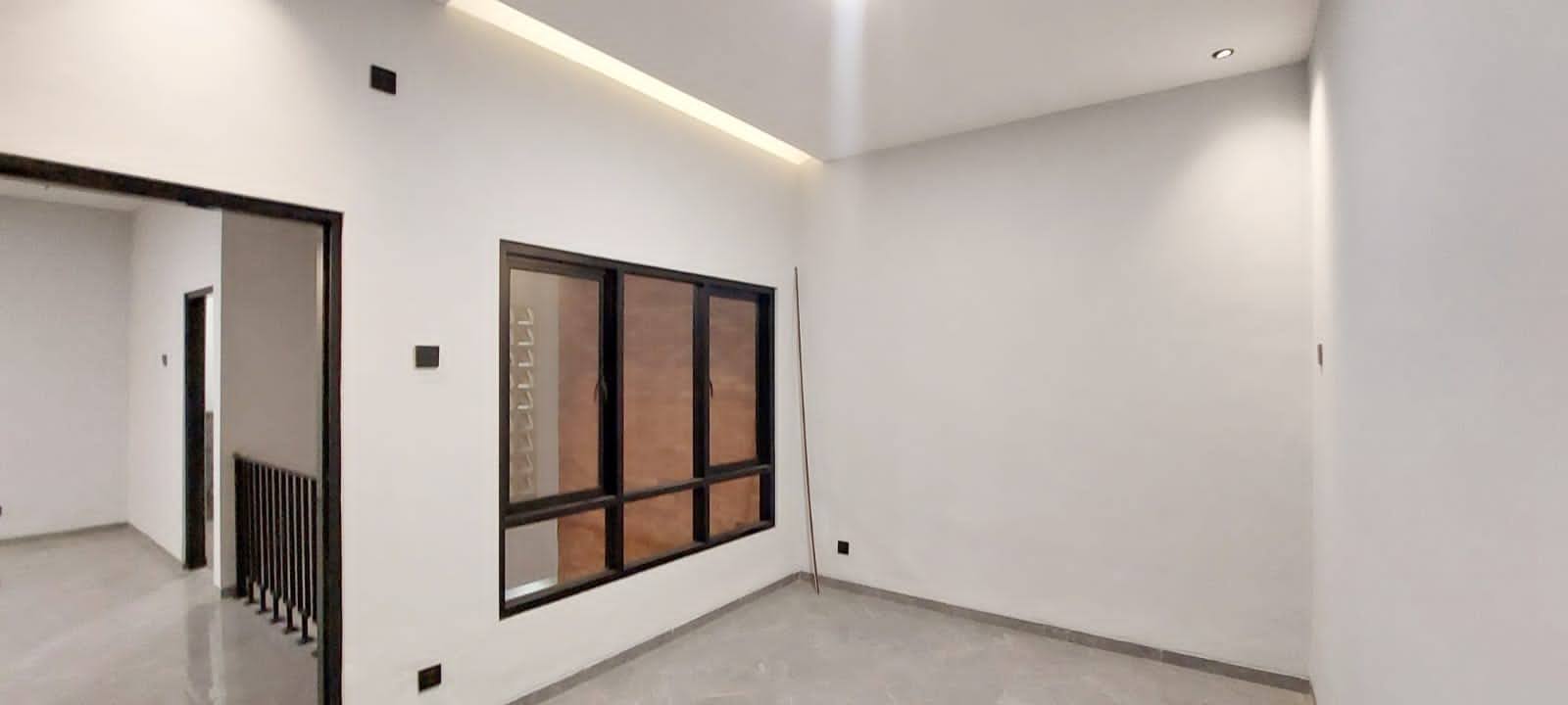 Rumah GAYUNGSARI BARAT Tropical Modern Surabaya