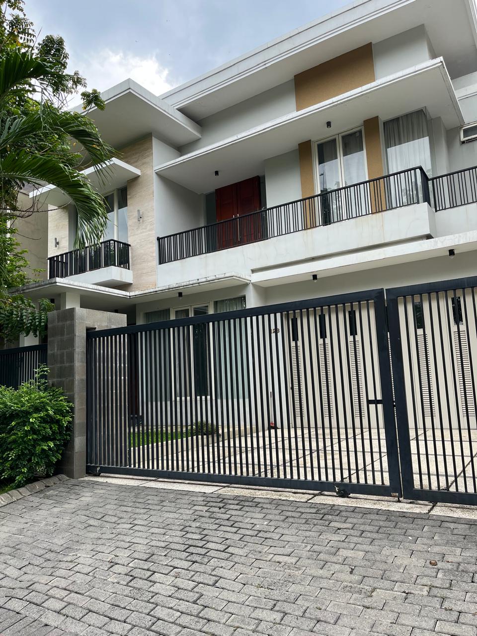 rumah disewakan graha family surabaya