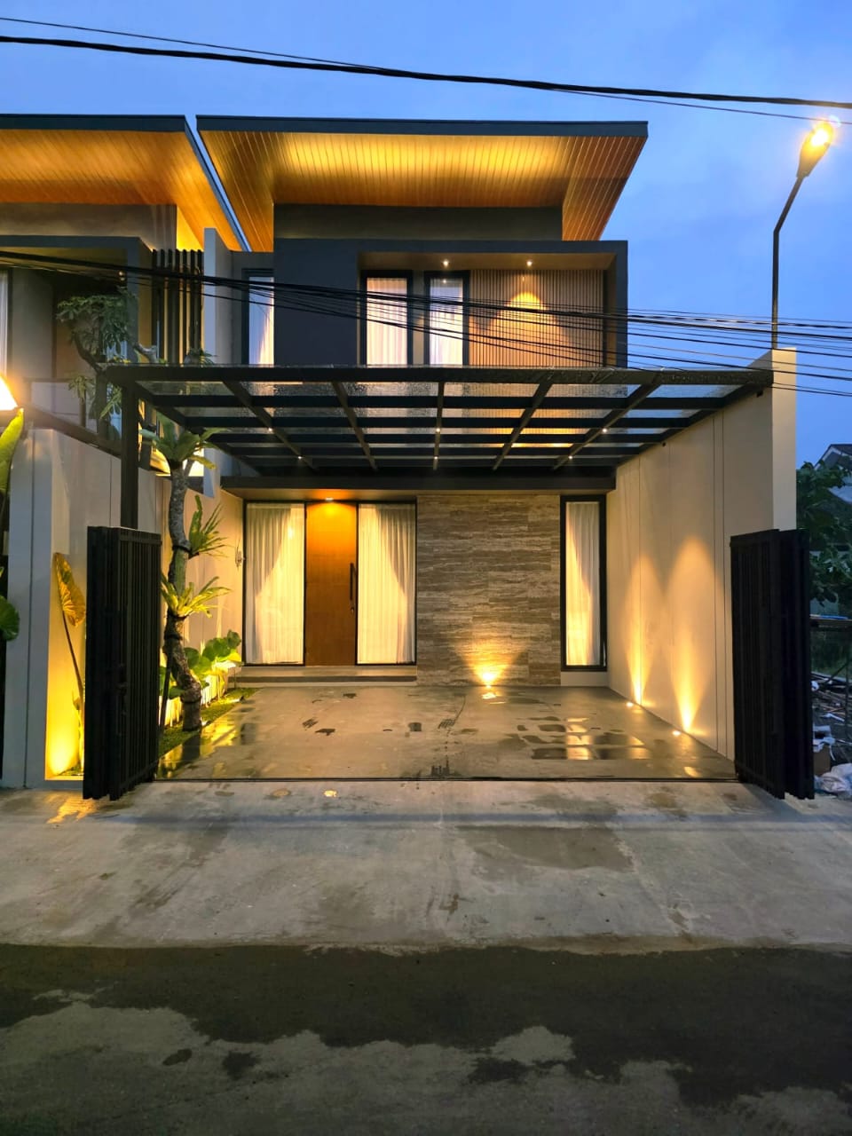 Rumah Mewah 2 Lantai FULL FURNISH dekat Stadion Maguwoharjo