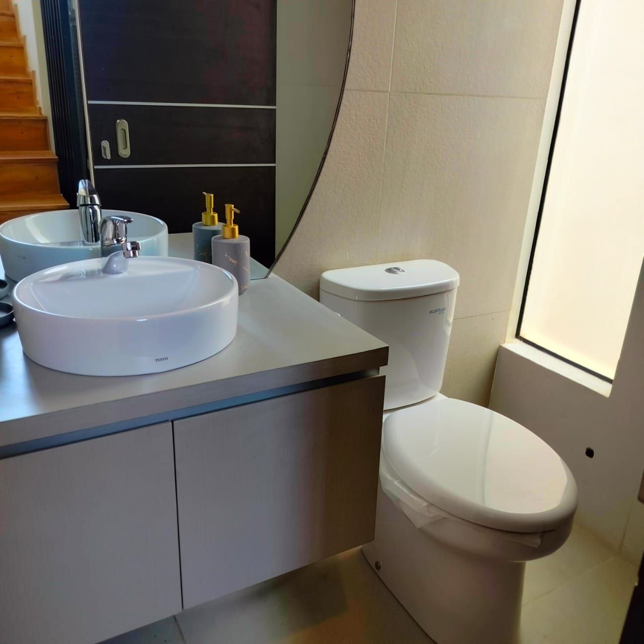 Rumah Estetik Bergaya Santorini 5 Menit dari IKEA