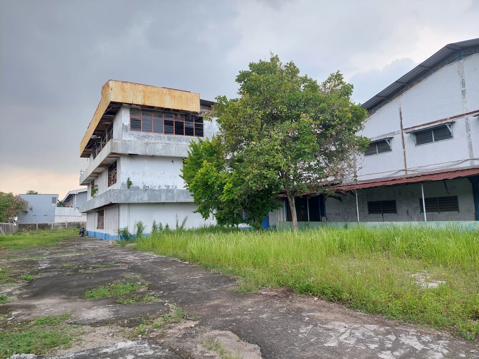Dijual Gudang hitung tanah saja kawasan industri jl Daan Mogot