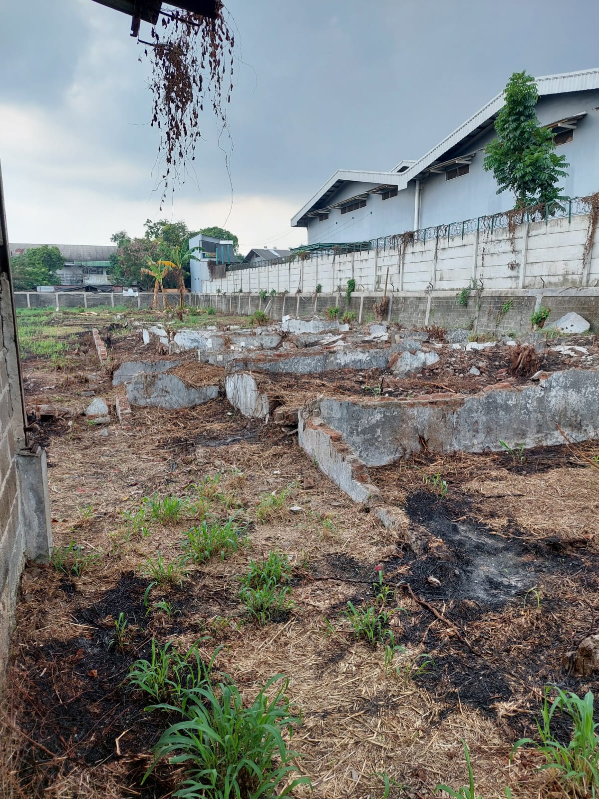 Dijual Gudang hitung tanah saja kawasan industri jl Daan Mogot