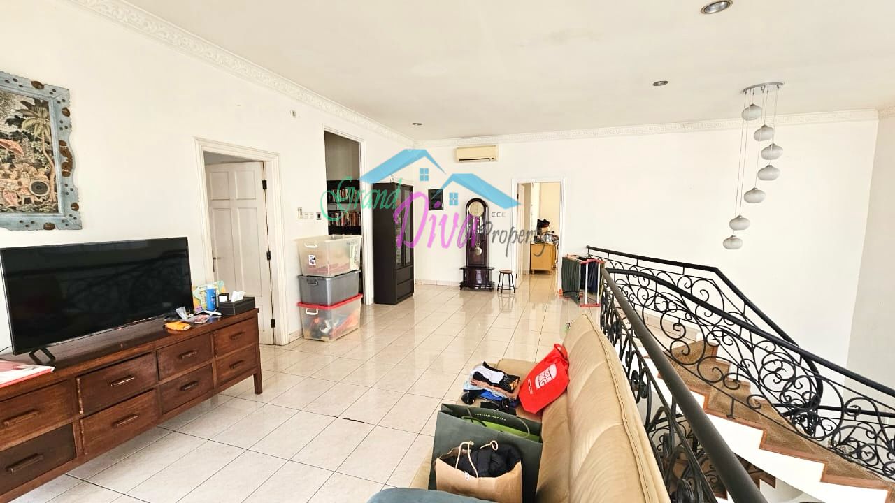 RUMAH BAGUS DI CLUSTER MONACO KOTA WISATA DEKAT DENGAN AKSES TOL