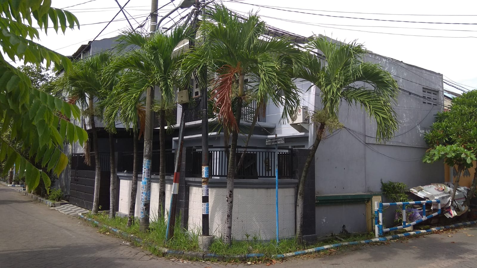 Ciamik Rumah Pojok di Kebraon Surabaya