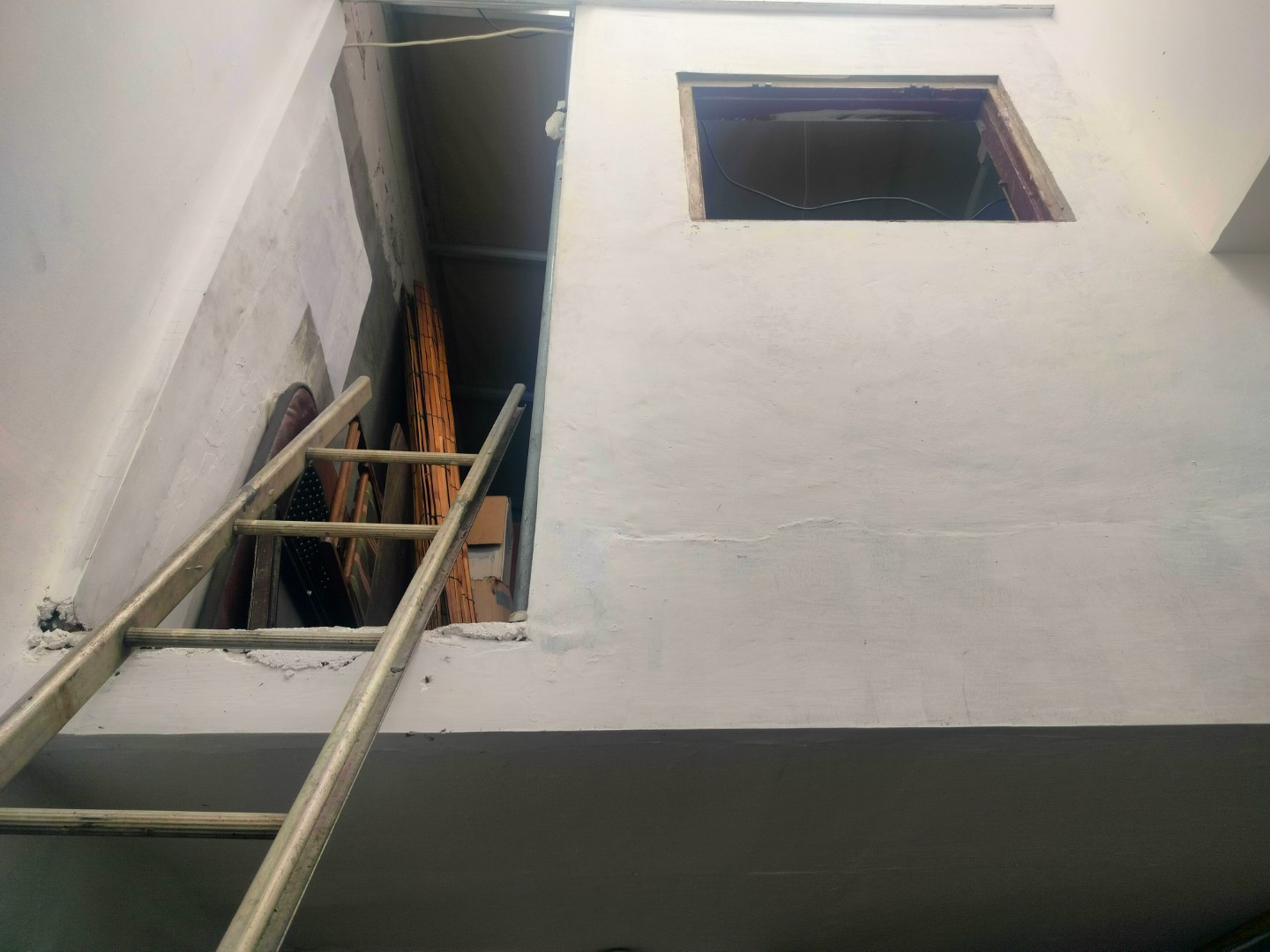 Dijual rumah tingkat berlokasi strategis, bebas banjir & nyaman