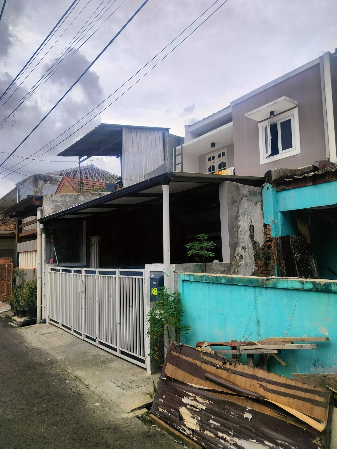 Dijual rumah tingkat berlokasi strategis, bebas banjir & nyaman