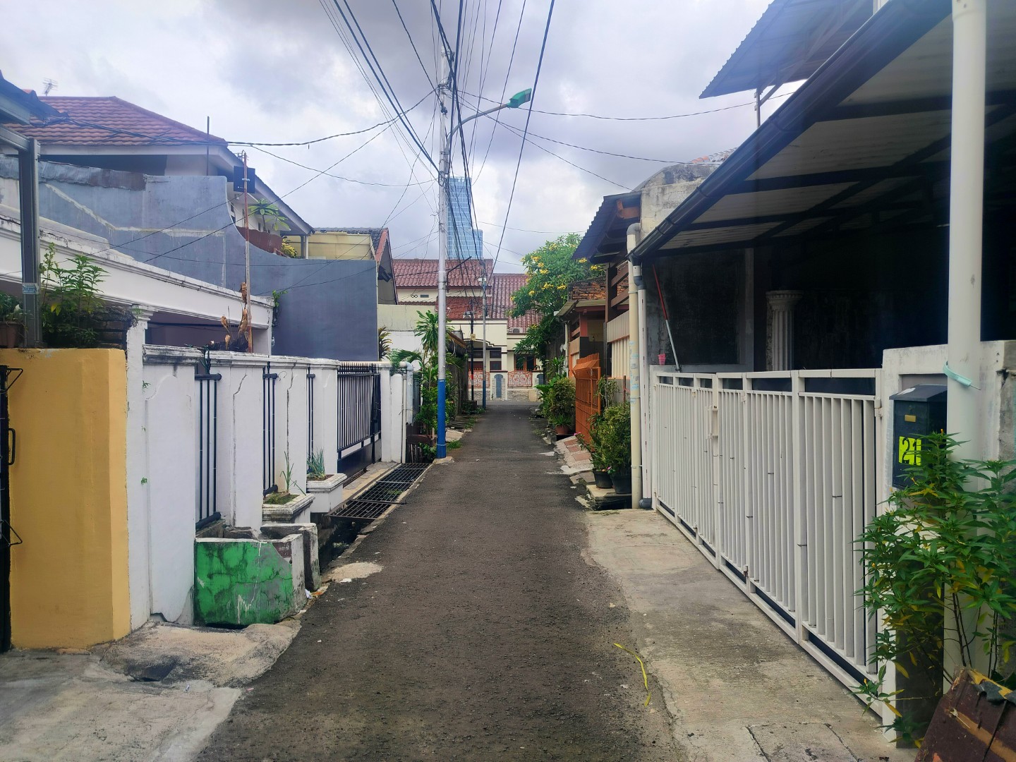 Dijual rumah tingkat berlokasi strategis, bebas banjir & nyaman