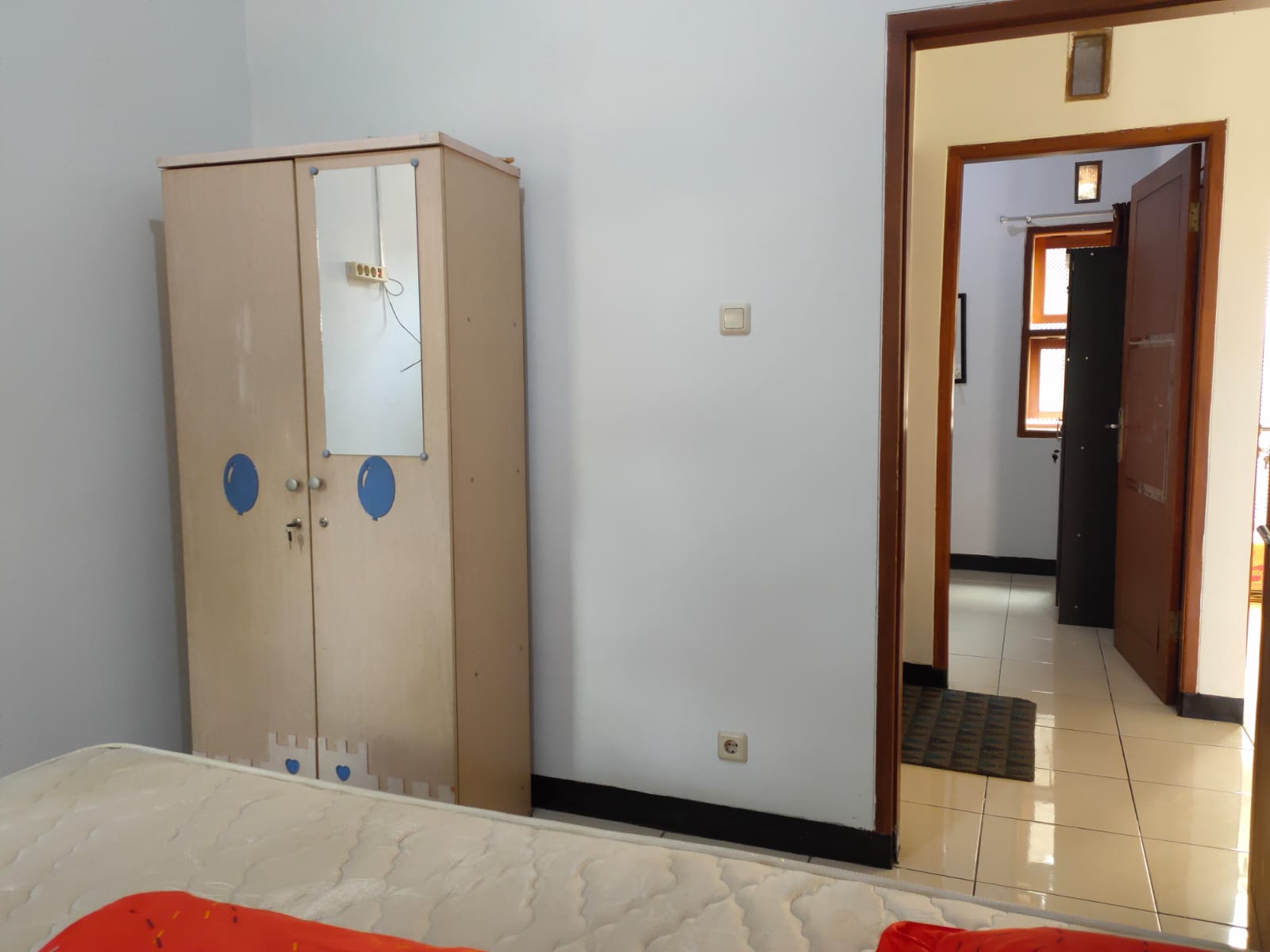 Disewakan Rumah semi furnish Cihanjuang Sariwangi, bisa bulanan