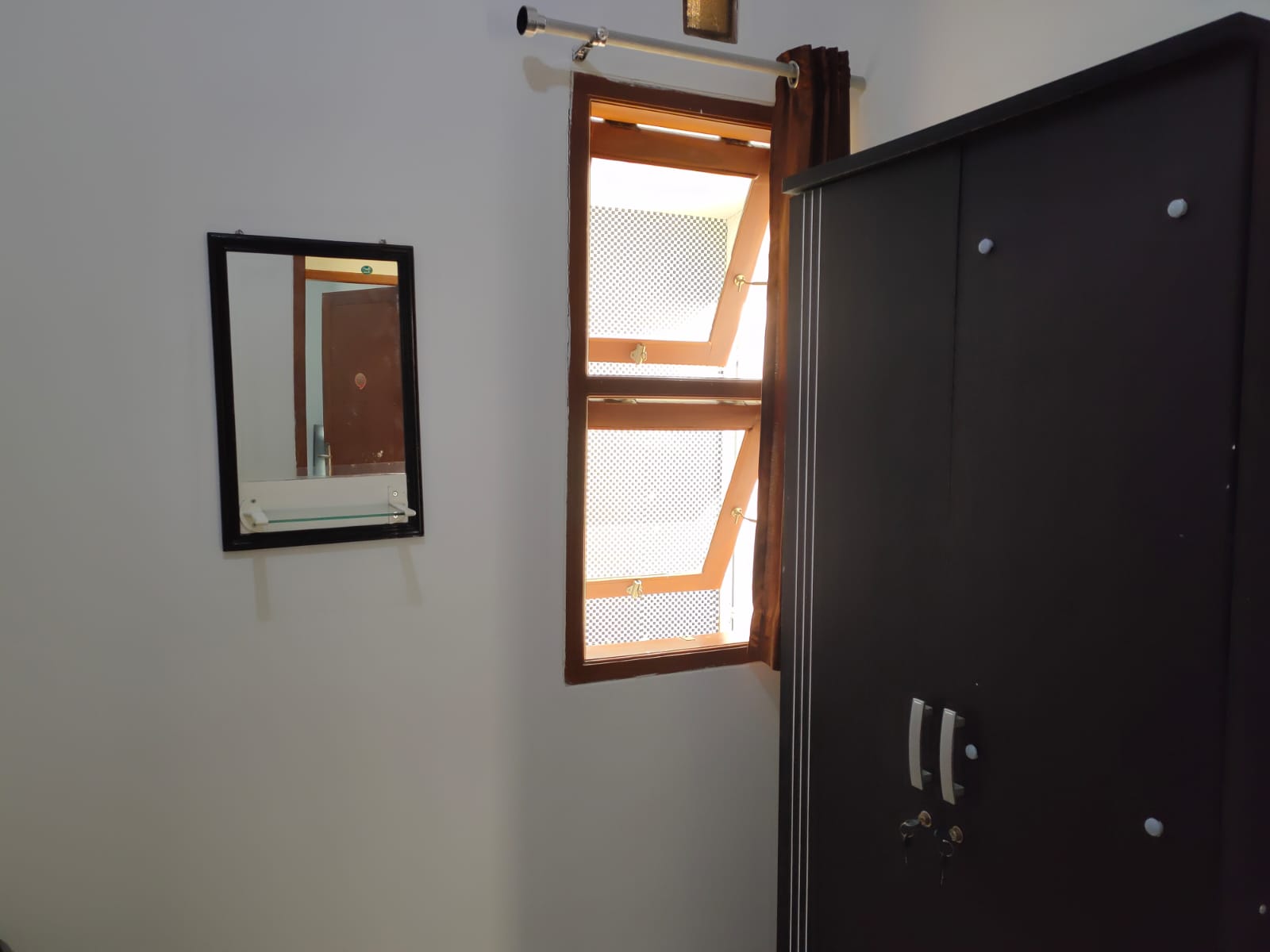 Disewakan Rumah semi furnish Cihanjuang Sariwangi, bisa bulanan