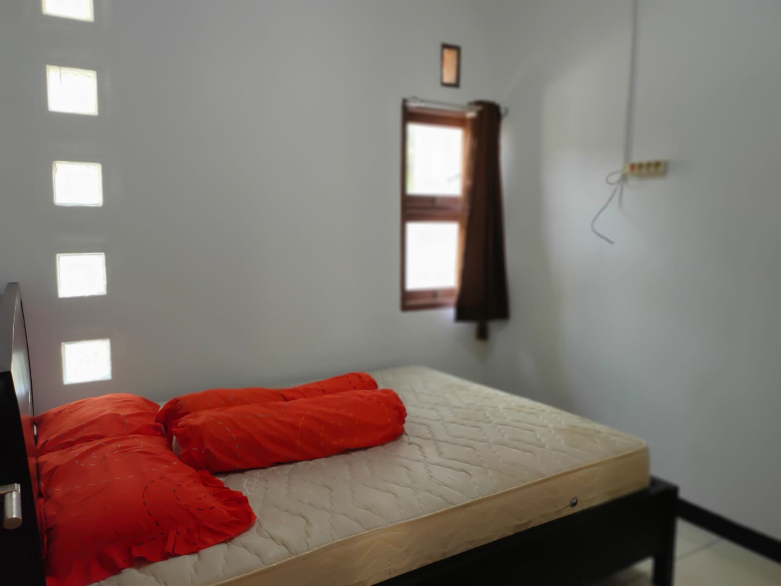 Disewakan Rumah semi furnish Cihanjuang Sariwangi, bisa bulanan