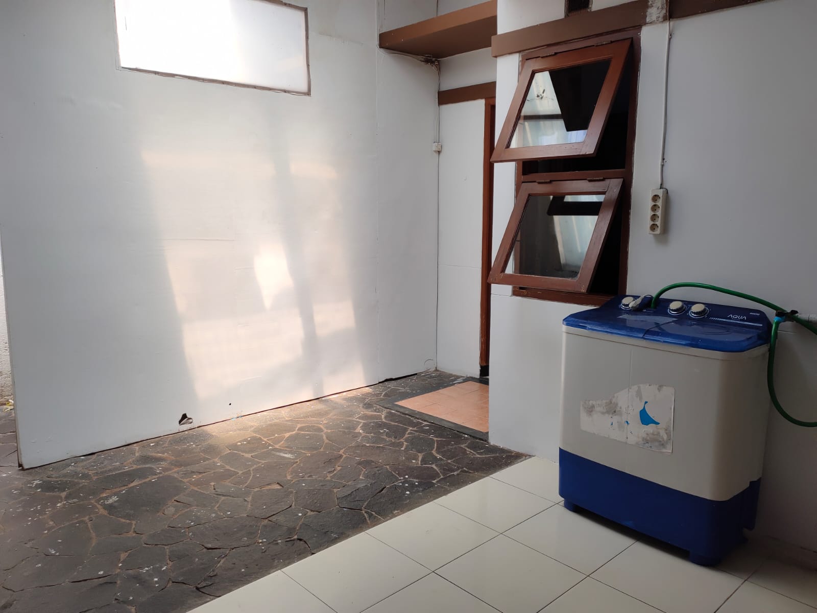 Disewakan Rumah semi furnish Cihanjuang Sariwangi, bisa bulanan