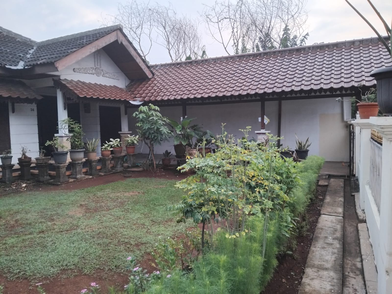 Dijual rumah komplek strategis di Jakasampurna, Bekasi Barat