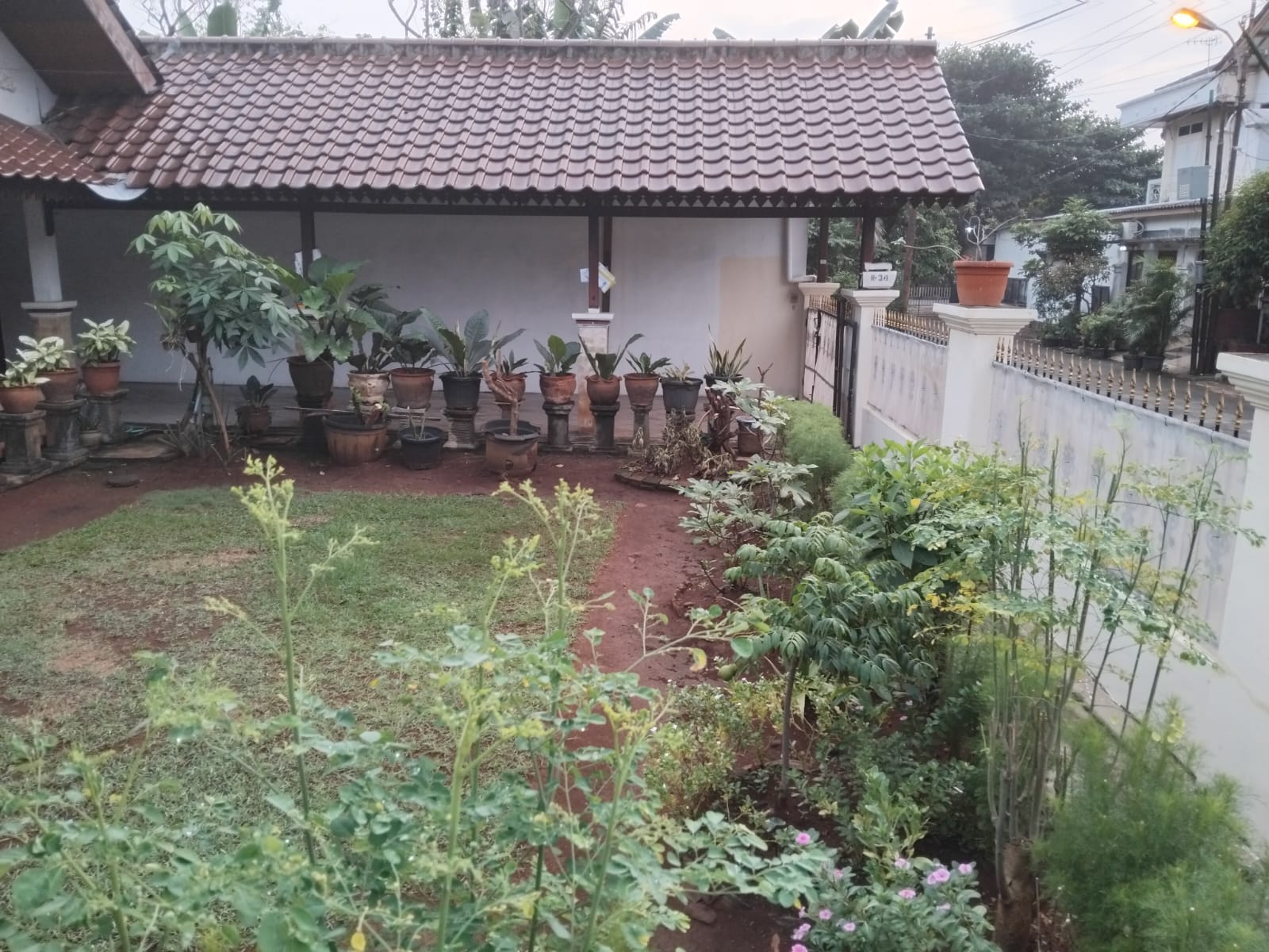 Dijual rumah komplek strategis di Jakasampurna, Bekasi Barat