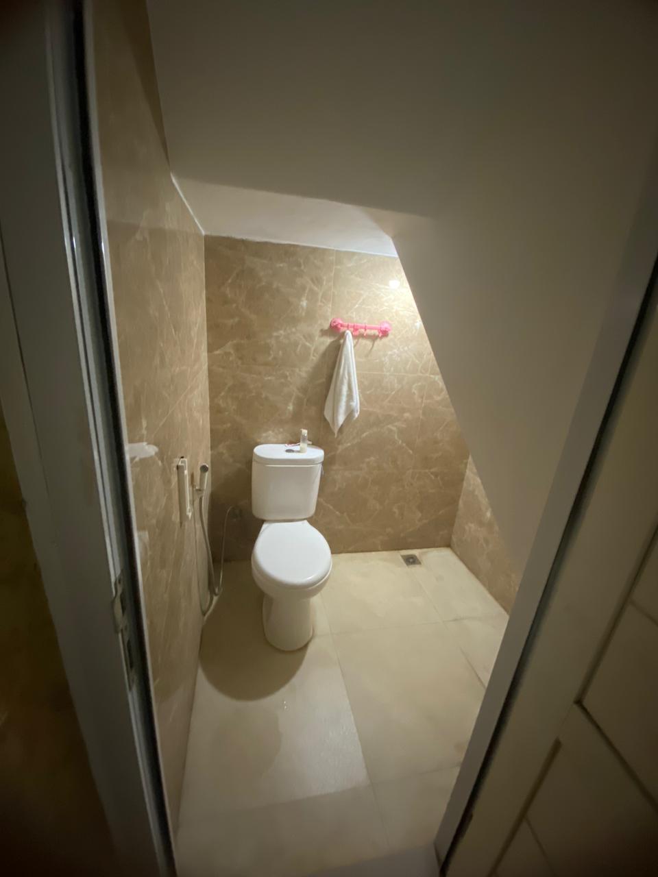 Dijual Rumah 2Lt strategis di komplek Ciater permai, Tangsel.