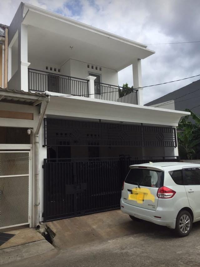 Dijual Rumah 2Lt strategis di komplek Ciater permai, Tangsel.