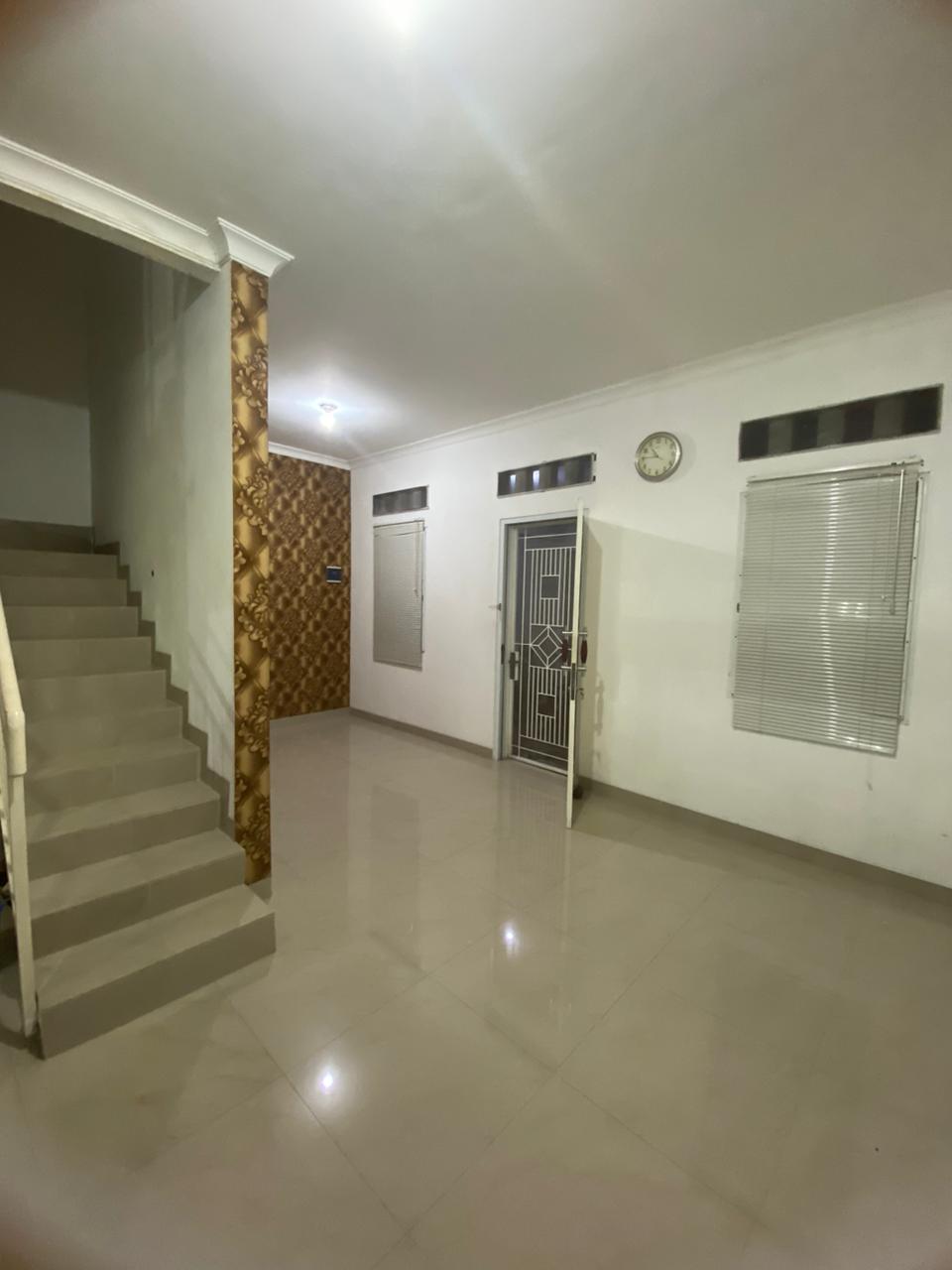 Dijual Rumah 2Lt strategis di komplek Ciater permai, Tangsel.