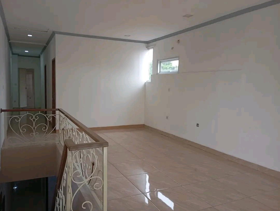 Dijual Rumah 2Lt fulll Renovasi strategis dekat gerbang tol lim.