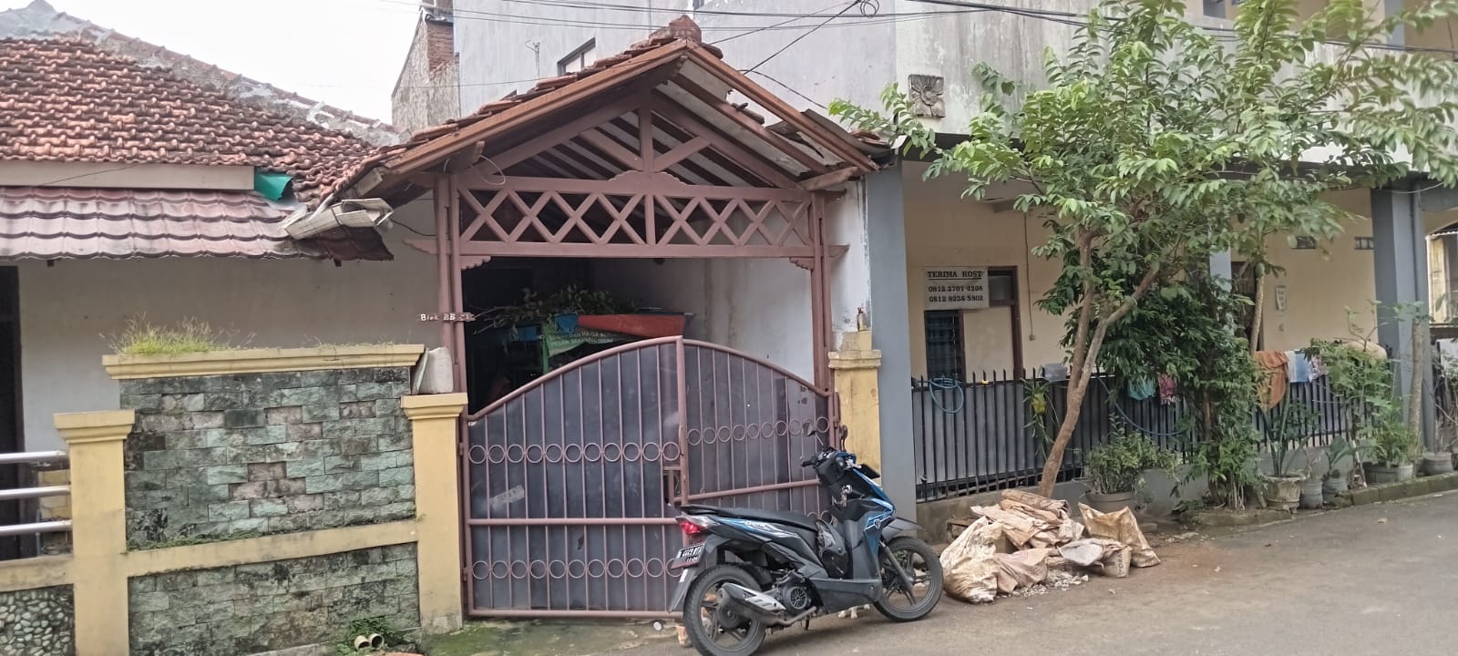 Dijual rumah kompelk lama strategis di Pusat BSD