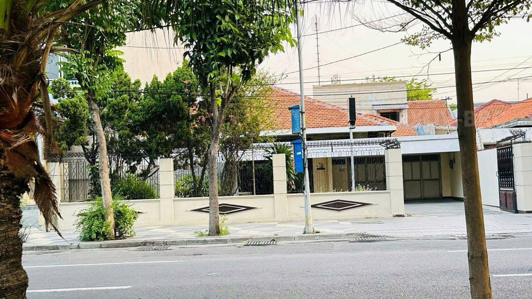 LOKASI SANGAT STRATEGIS! Rumah Usaha + Kost di Raya Dharmahusada