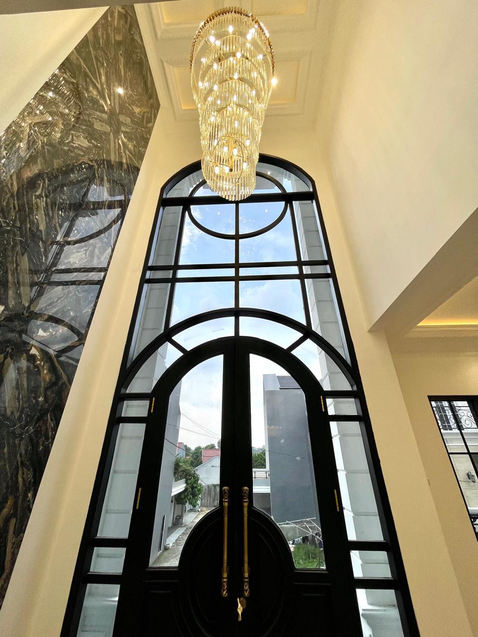 Dijual rumah dengan desain Modern Classic daerah Jagakarsa