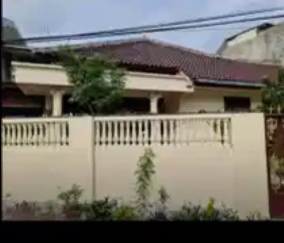 Dijual rumah dijalan utama komplek lama di Kayu Putih