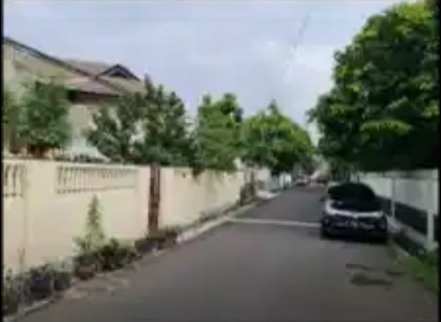 Dijual rumah dijalan utama komplek lama di Kayu Putih