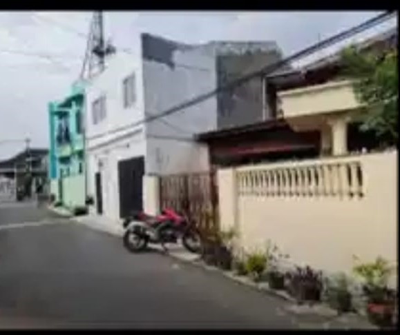 Dijual rumah dijalan utama komplek lama di Kayu Putih