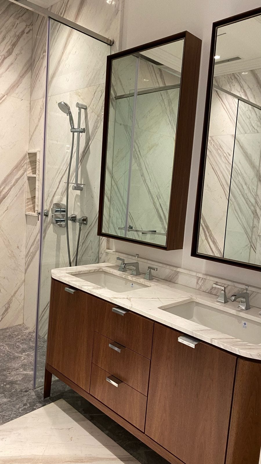 Dijual dan disewakan Apartemen Le Parc private lift Thamrin Nine