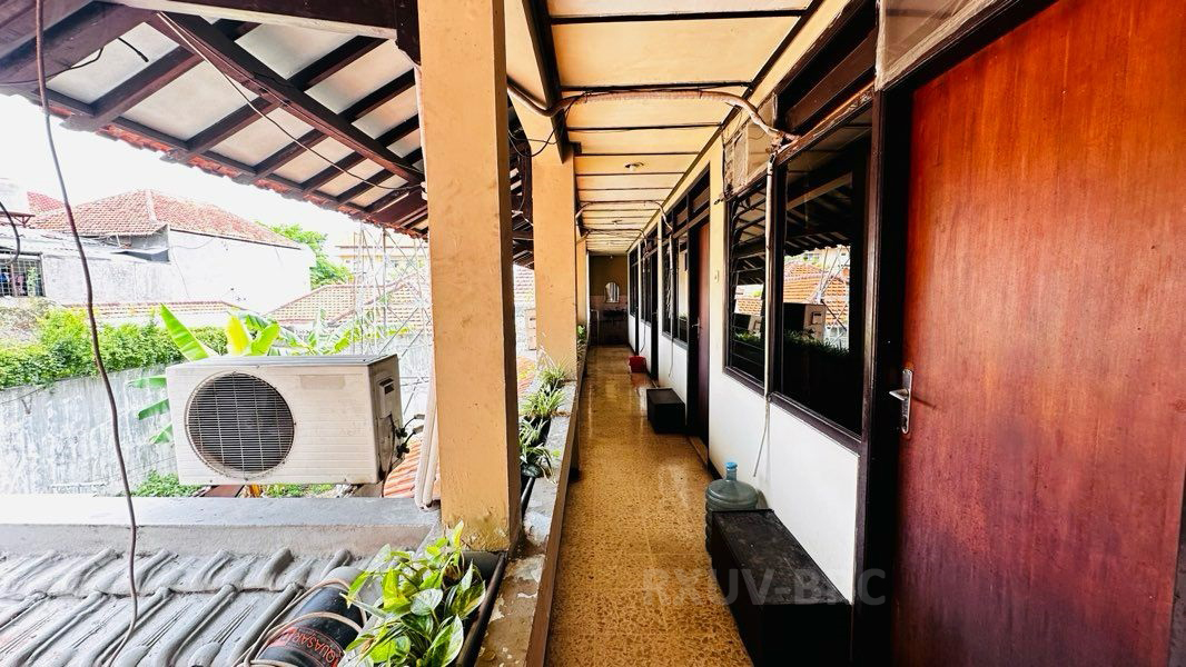 LOKASI SANGAT STRATEGIS! Rumah Usaha + Kost di Raya Dharmahusada