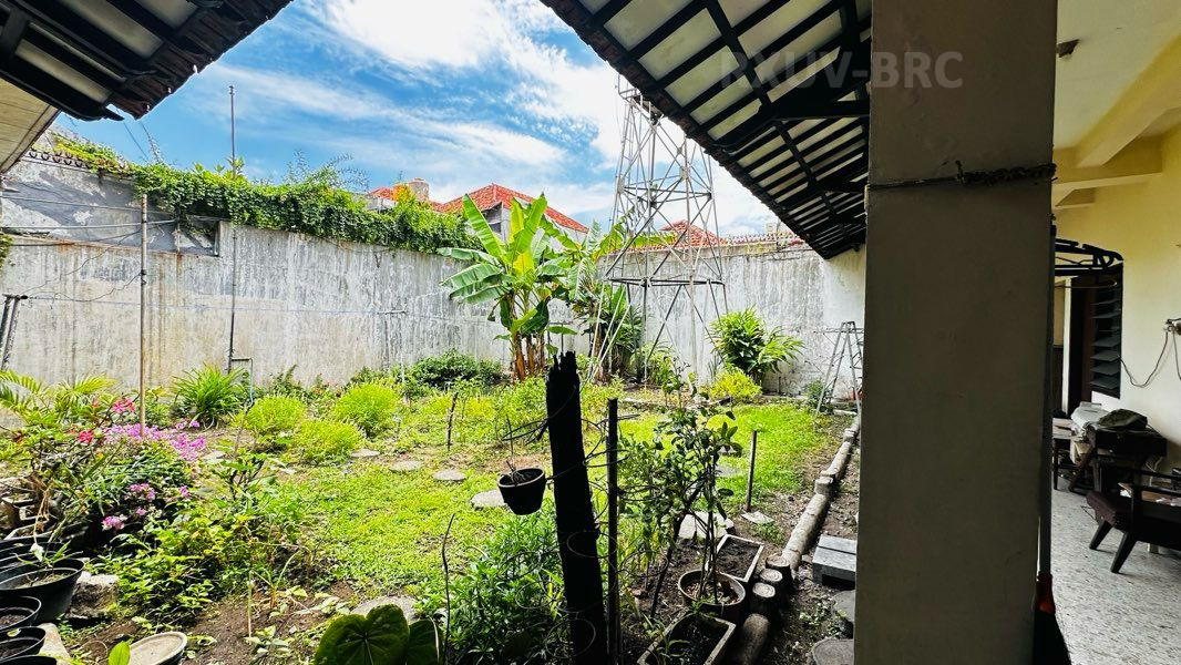 LOKASI SANGAT STRATEGIS! Rumah Usaha + Kost di Raya Dharmahusada