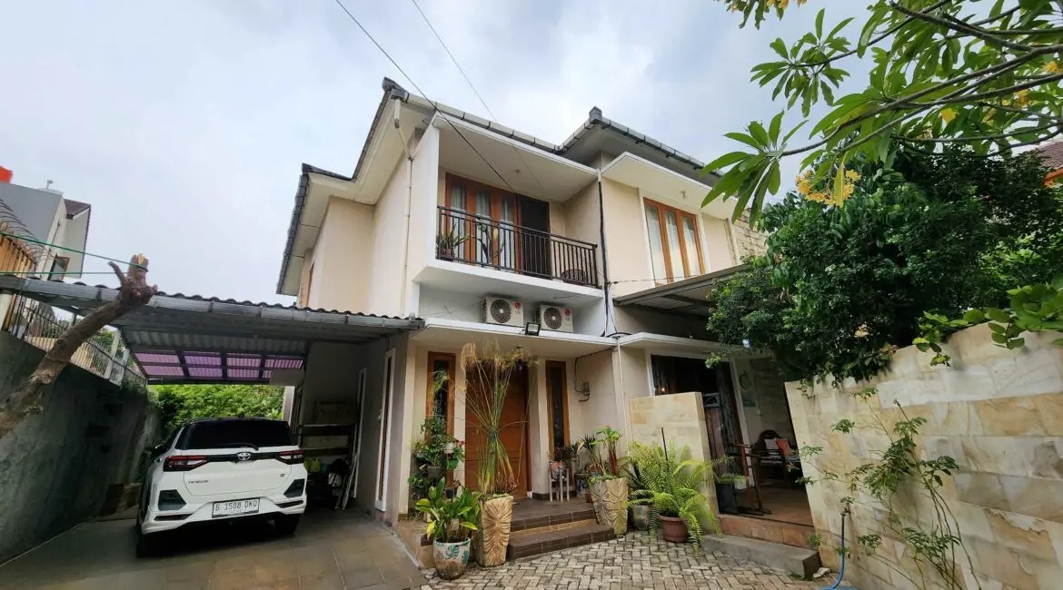 Rumah di Lebak Bulus, Jakarta Selatan, Dikelilingi Taman