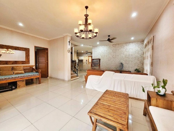 Rumah di Lebak Bulus, Jakarta Selatan, Dikelilingi Taman