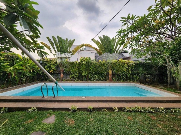 Rumah di Lebak Bulus, Jakarta Selatan, Dikelilingi Taman