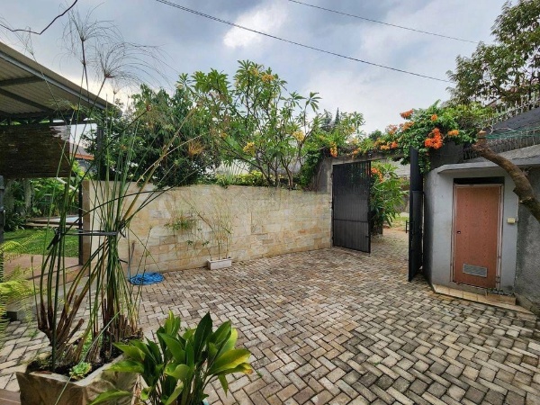 Rumah di Lebak Bulus, Jakarta Selatan, Dikelilingi Taman