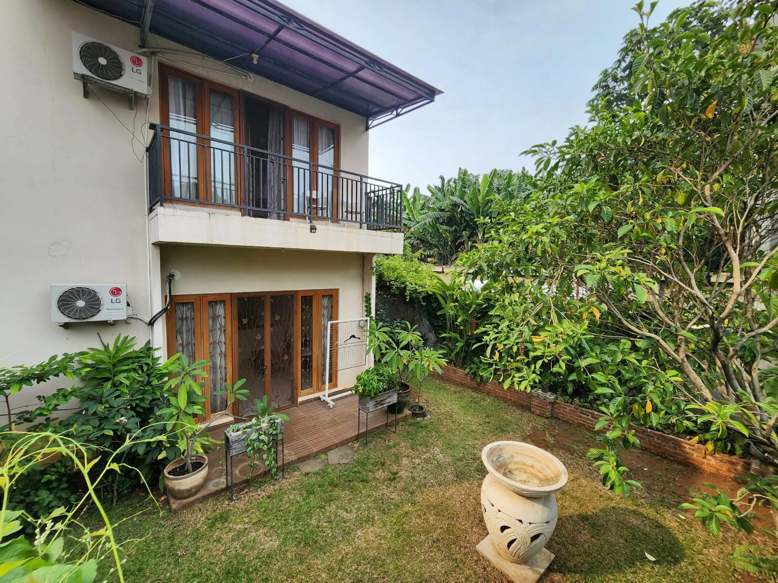 Rumah di Lebak Bulus, Jakarta Selatan, Dikelilingi Taman