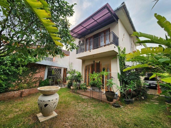 Rumah di Lebak Bulus, Jakarta Selatan, Dikelilingi Taman