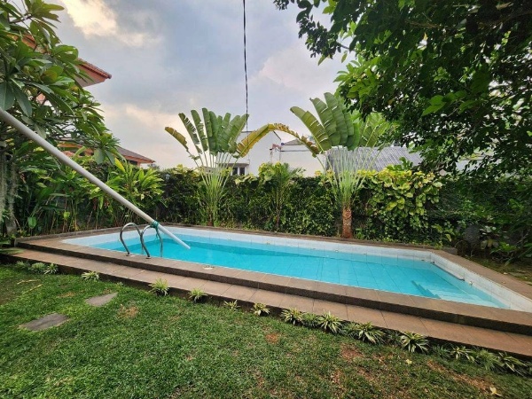Rumah di Lebak Bulus, Jakarta Selatan, Dikelilingi Taman