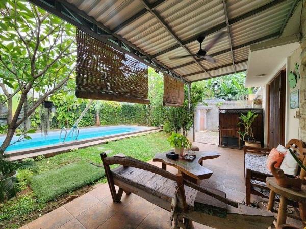 Rumah di Lebak Bulus, Jakarta Selatan, Dikelilingi Taman