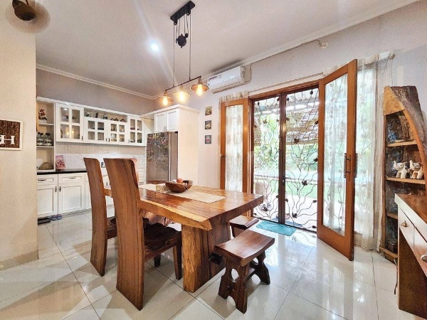 Rumah di Lebak Bulus, Jakarta Selatan, Dikelilingi Taman
