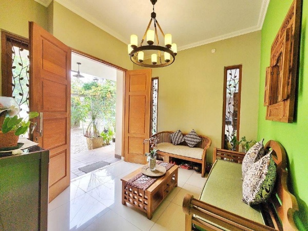 Rumah di Lebak Bulus, Jakarta Selatan, Dikelilingi Taman