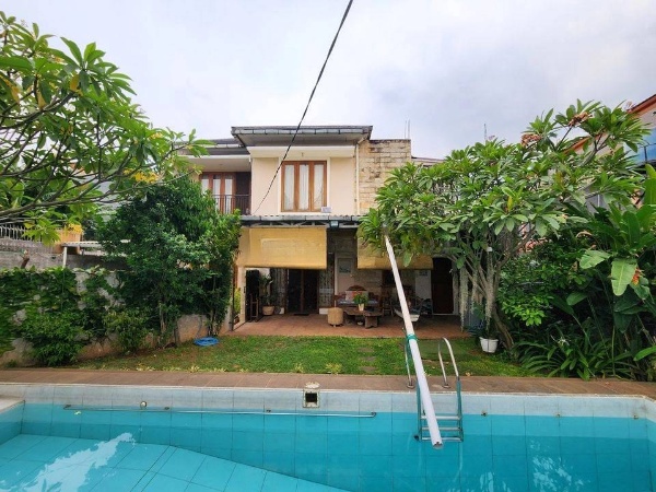 Rumah di Lebak Bulus, Jakarta Selatan, Dikelilingi Taman
