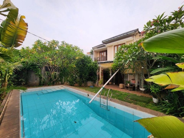 Rumah di Lebak Bulus, Jakarta Selatan, Dikelilingi Taman