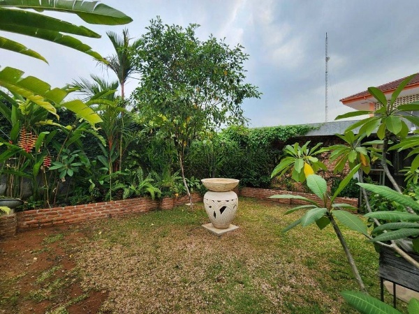 Rumah di Lebak Bulus, Jakarta Selatan, Dikelilingi Taman