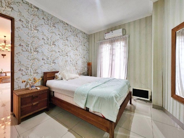 Rumah di Lebak Bulus, Jakarta Selatan, Dikelilingi Taman