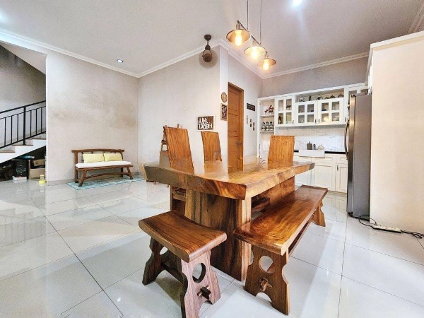 Rumah di Lebak Bulus, Jakarta Selatan, Dikelilingi Taman
