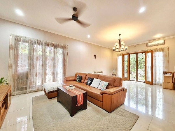 Rumah di Lebak Bulus, Jakarta Selatan, Dikelilingi Taman