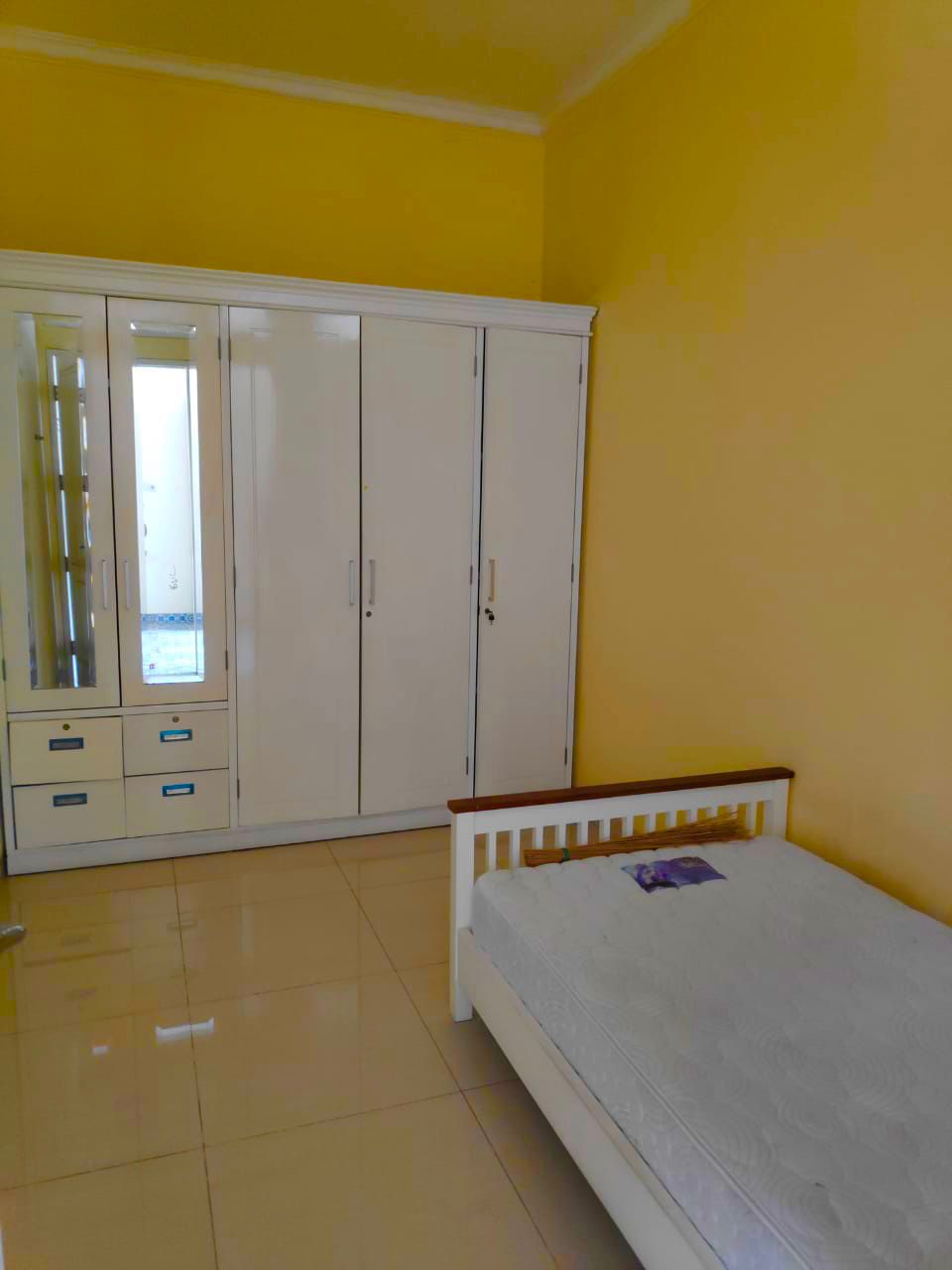 Dijual Rumah Semi Modern dengan lokasi strategis di Pejaten