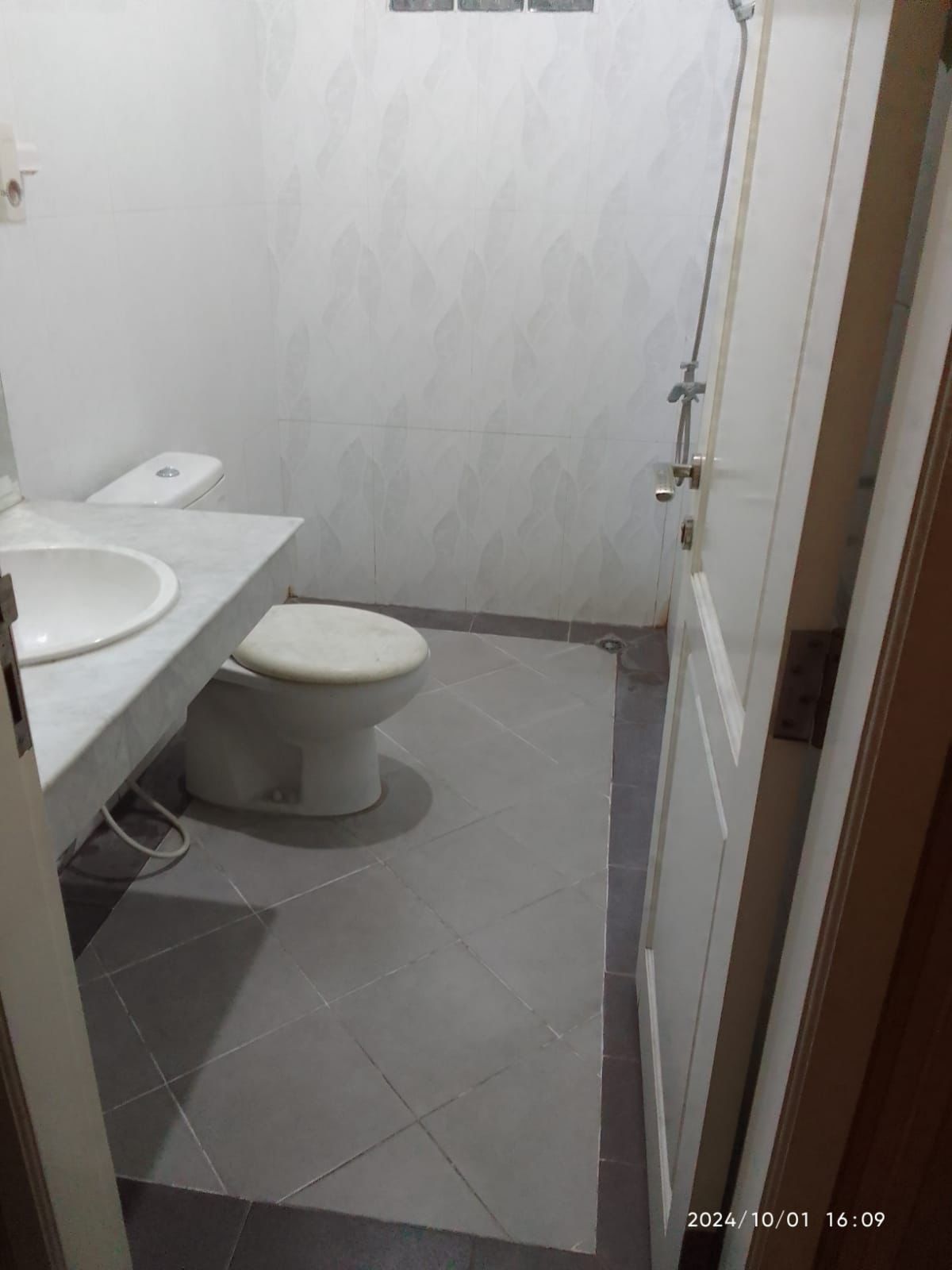 Dijual Rumah Semi Modern dengan lokasi strategis di Pejaten